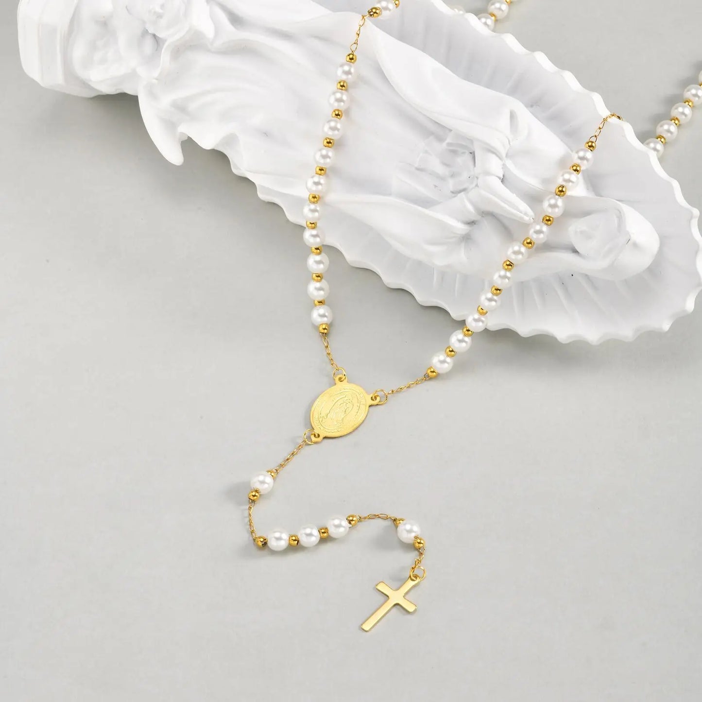 Rosenkranz-Halskette mit Perlen und Jungfrau Maria mit Kreuz – religiöser Schmuck für Damen