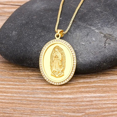 Halskette Jungfrau Maria aus Kupfer und Kristallen – Unisex-Glaubensschmuck