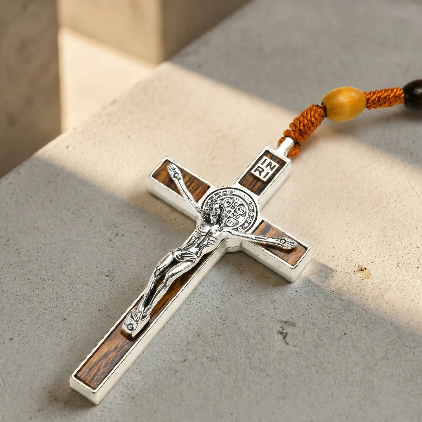 Collier chapelet catholique homme VNOX – Perles de bois marron et croix crucifix
