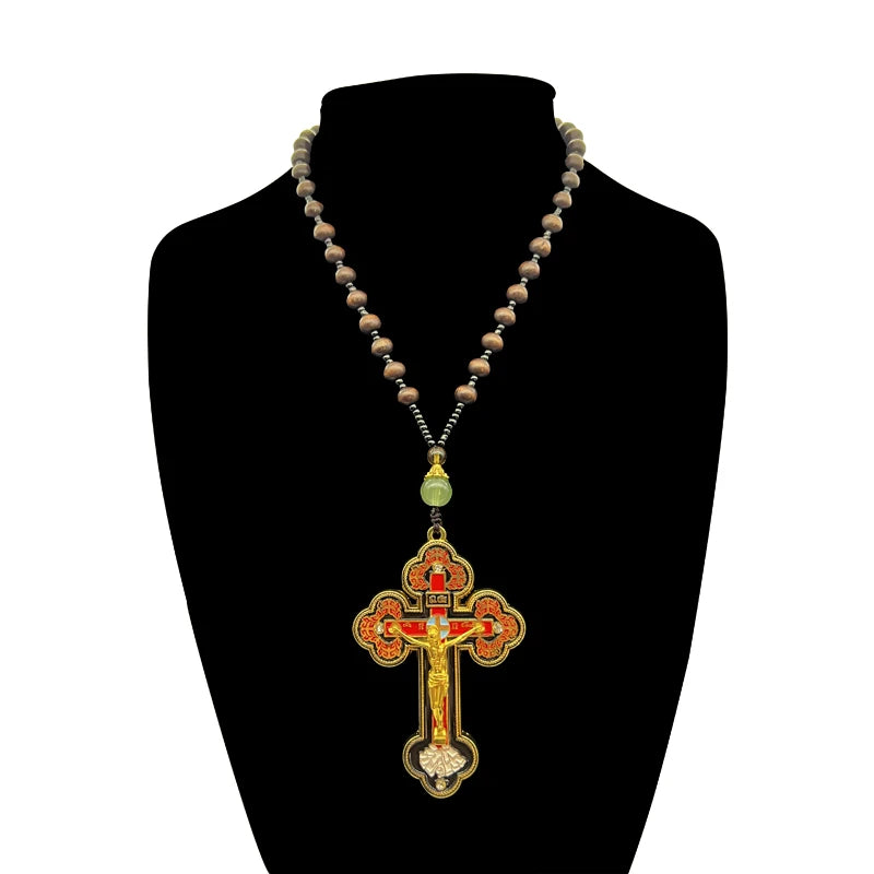 Goldenes orthodoxes Kreuz mit Holzkette – religiöses Schmuckstück