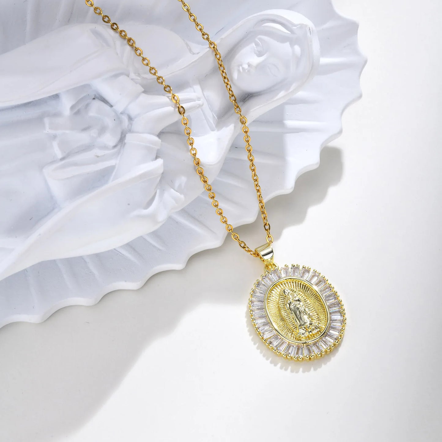 Collier pendentif ovale Vierge Marie en zircon – bijou catholique pour femme