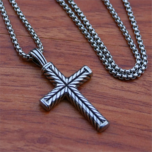 Collier pendentif croix torsadée en acier inoxydable – bijou chrétien unisexe
