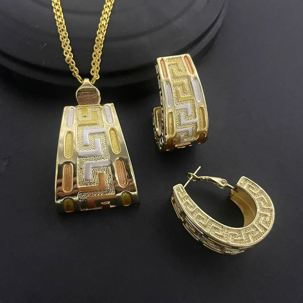 Parure Dorée 2 Pièces – Collier Géométrique & Boucles d’Oreilles