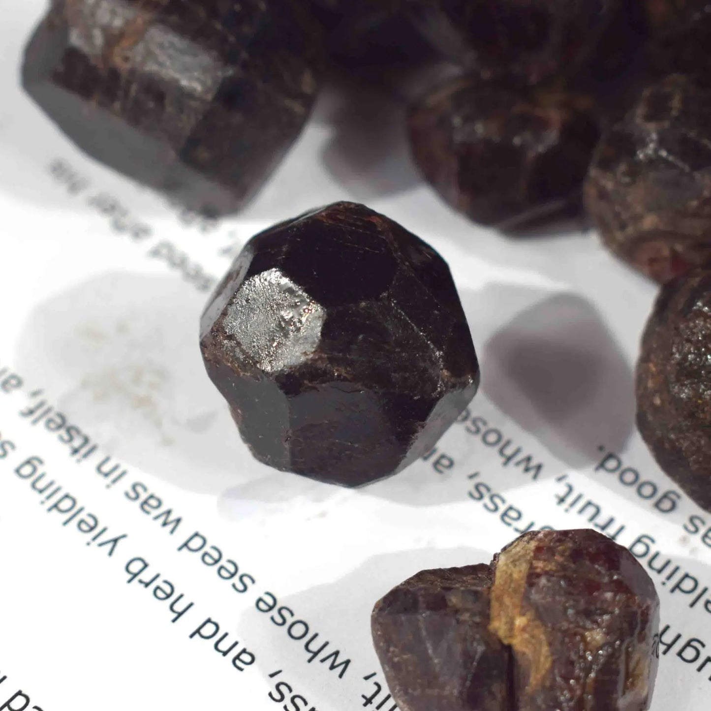 Grenat rouge naturel brut – Pierre minérale de collection, cristal spirituel et cadeau énergétique