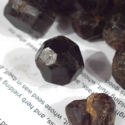 Grenat rouge naturel brut – Pierre minérale de collection, cristal spirituel et cadeau énergétique