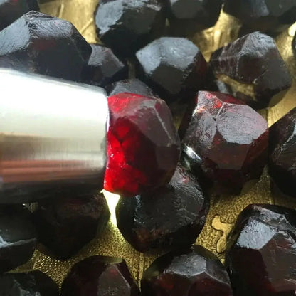 Grenat rouge naturel brut – Pierre minérale de collection, cristal spirituel et cadeau énergétique