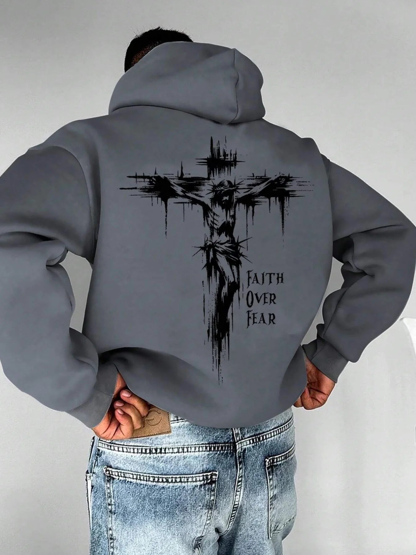 Hoodie chrétien homme “Faith Overcomes Fear” avec croix au dos