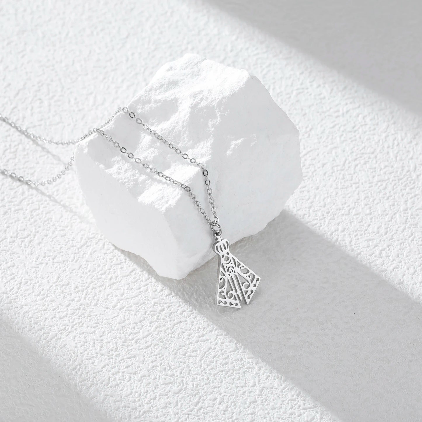 Collier Vierge de la Vallée en acier inoxydable – bijou catholique spirituel