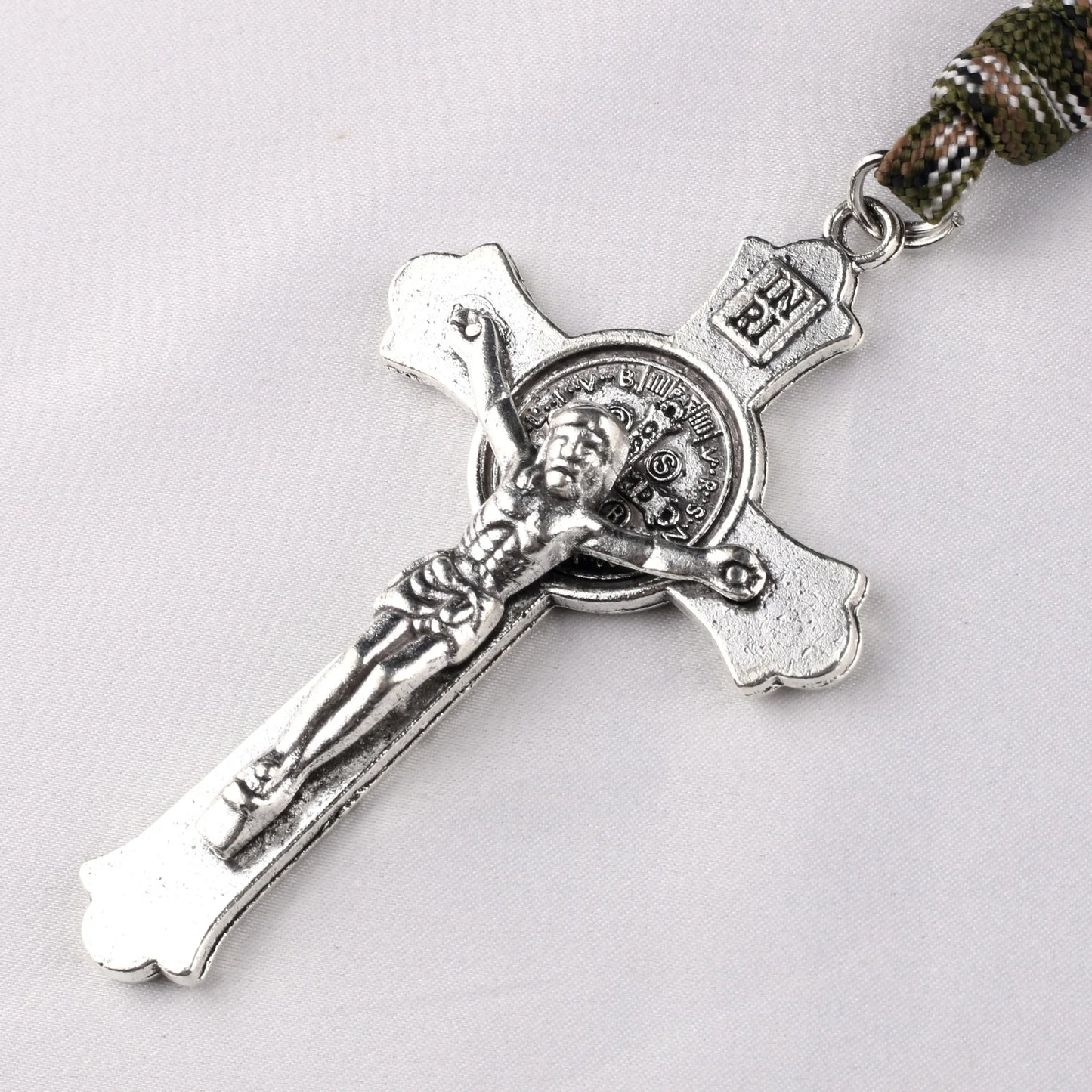 Collier croix Saint Benoît vintage avec cordon tressé – bijou de prière pour homme