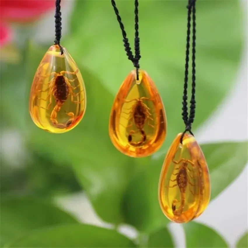 Collier Pendentif Scorpion en Résine Ambre Artificielle – Charme Décoratif Fait Main avec Insecte Naturel