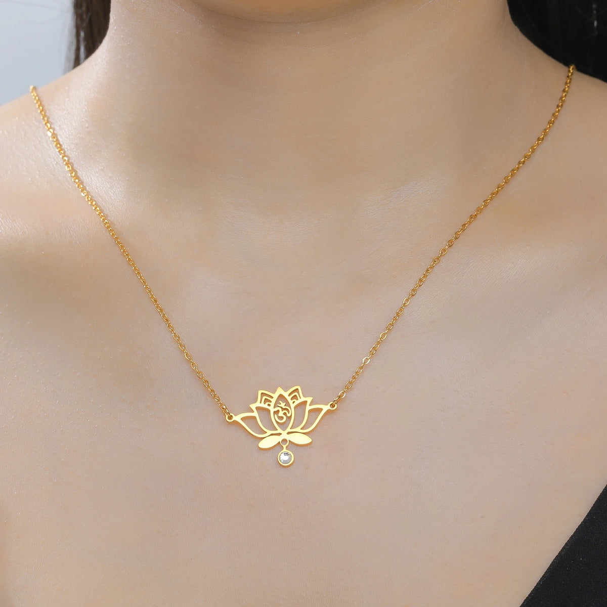 Collier Lotus Om avec zircon – Bijou spirituel en acier inoxydable