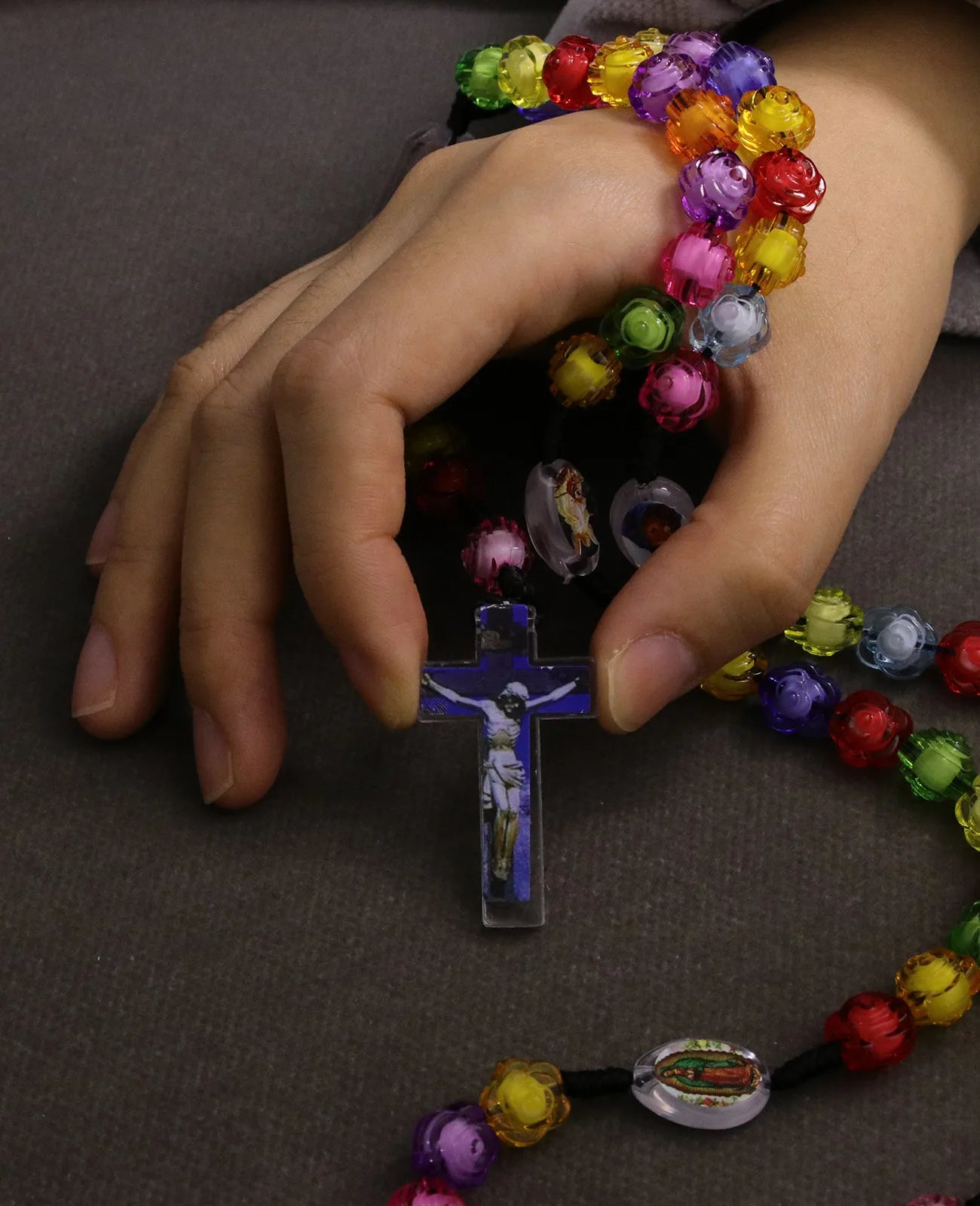 Collier Rosaire Chrétien en Perles Acryliques Colorées avec Pendentif Croix