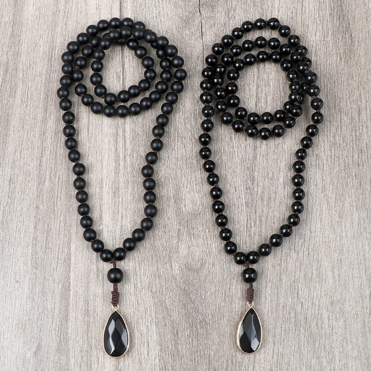 Halskette aus matten schwarzen Onyxperlen mit Tropfenanhänger – Unisex-Meditationsschmuck
