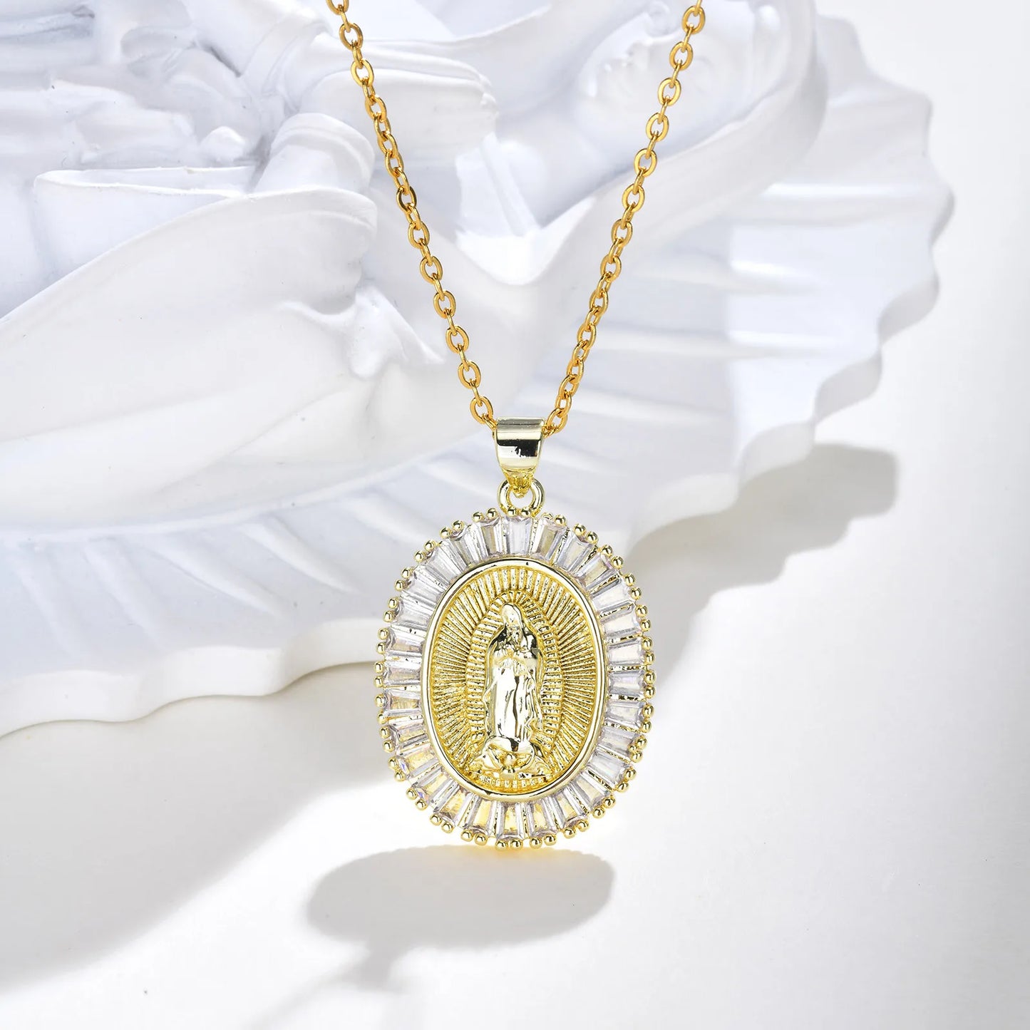 Collier pendentif ovale Vierge Marie en zircon – bijou catholique pour femme