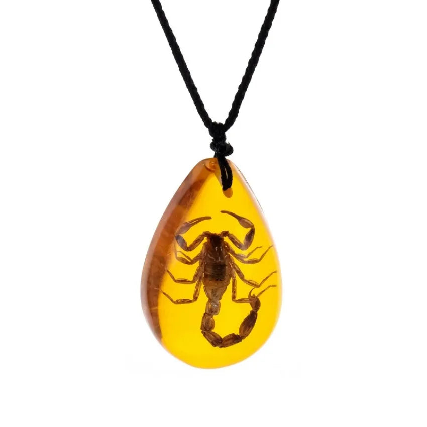 Collier Pendentif Scorpion en Résine Ambre Artificielle – Charme Décoratif Fait Main avec Insecte Naturel