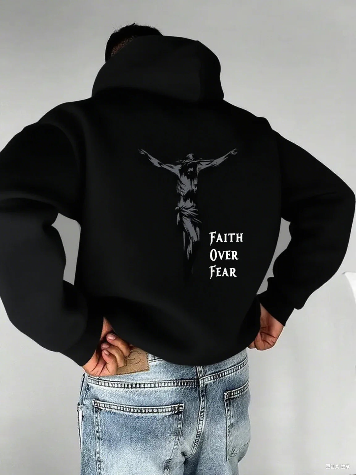Hoodie chrétien homme “Faith Overcomes Fear” avec croix au dos