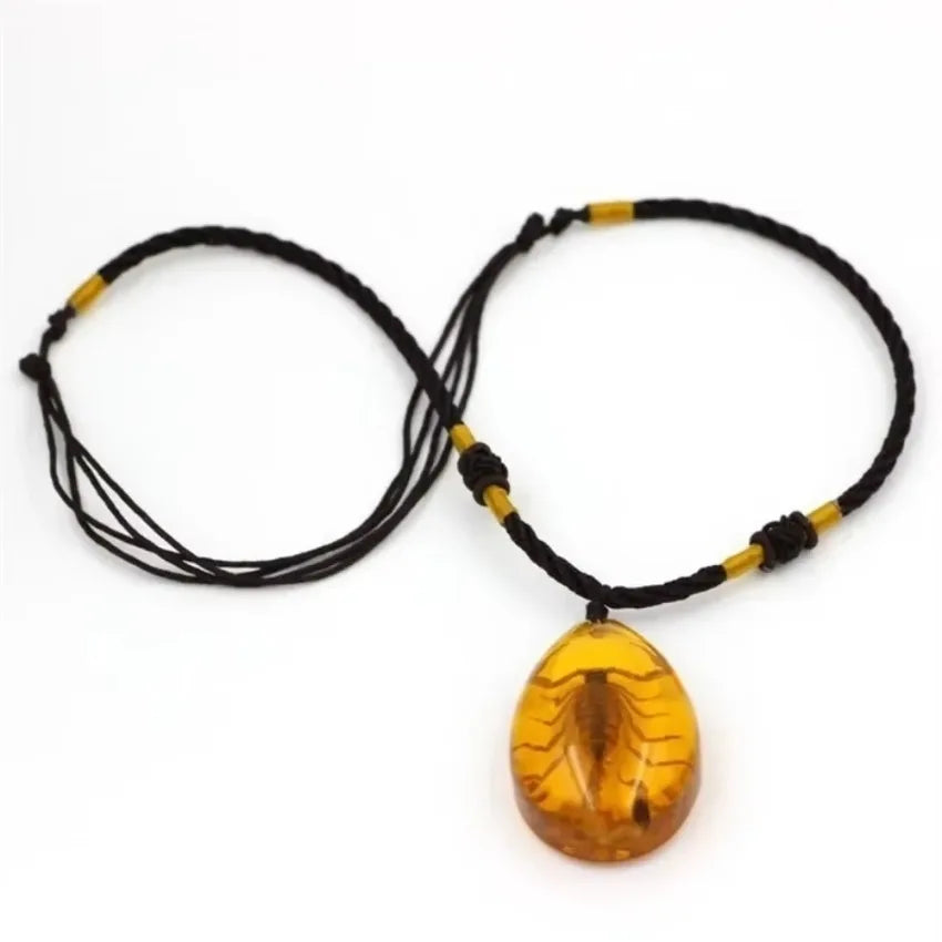 Collier Pendentif Scorpion en Résine Ambre Artificielle – Charme Décoratif Fait Main avec Insecte Naturel