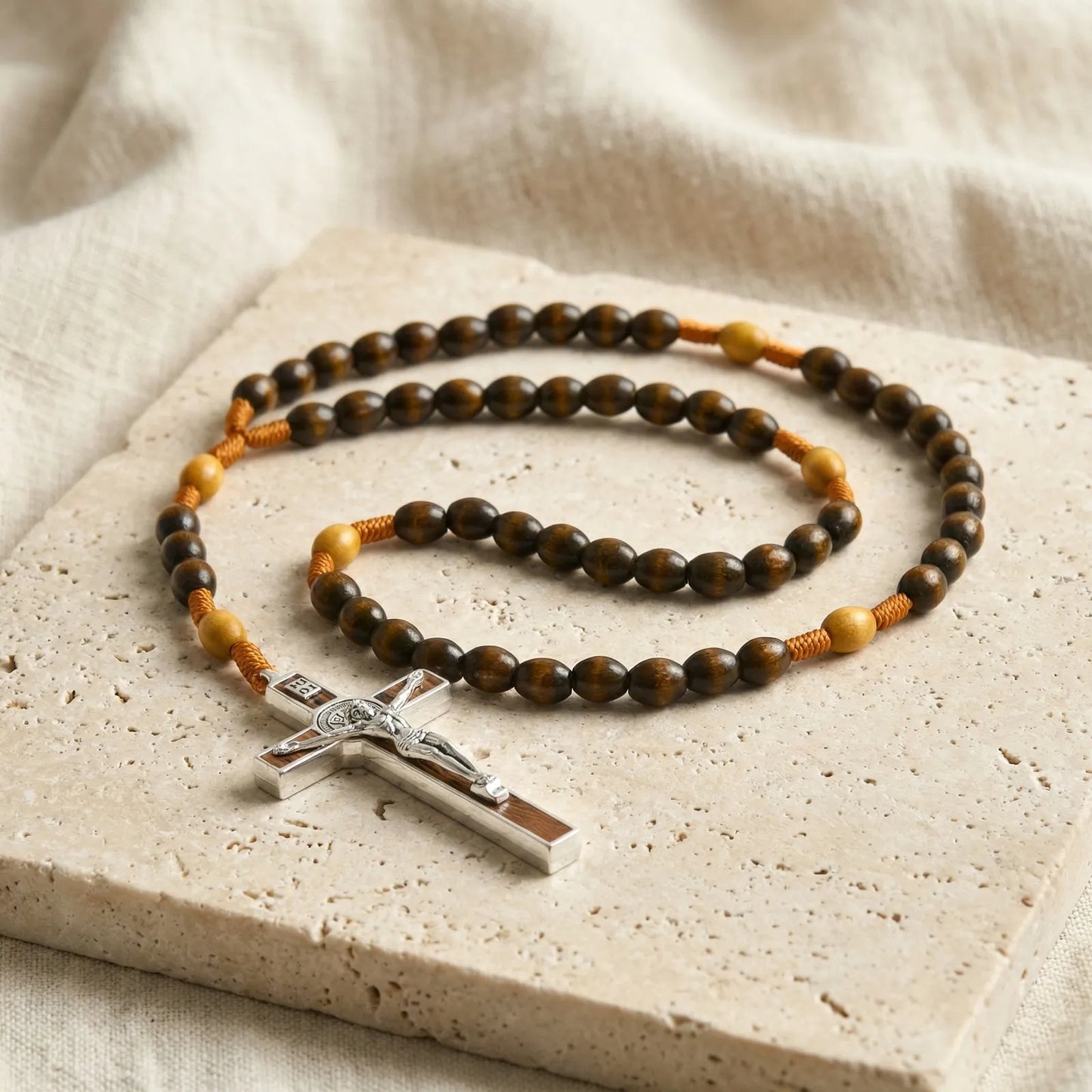 Collier chapelet catholique homme VNOX – Perles de bois marron et croix crucifix