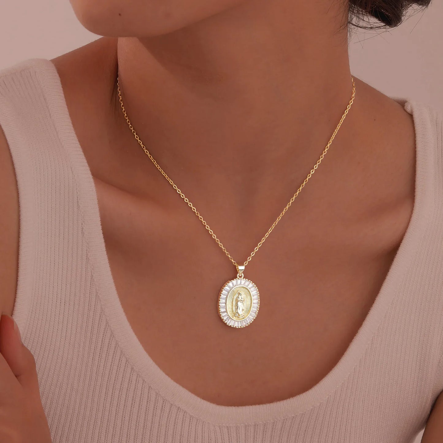 Collier pendentif ovale Vierge Marie en zircon – bijou catholique pour femme