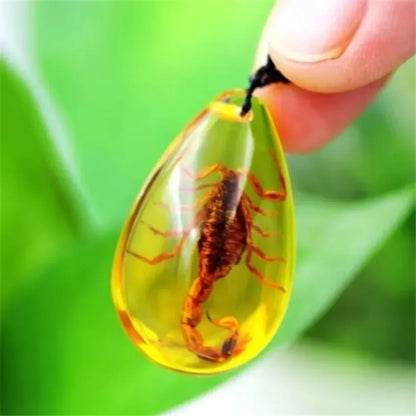 Collier Pendentif Scorpion en Résine Ambre Artificielle – Charme Décoratif Fait Main avec Insecte Naturel