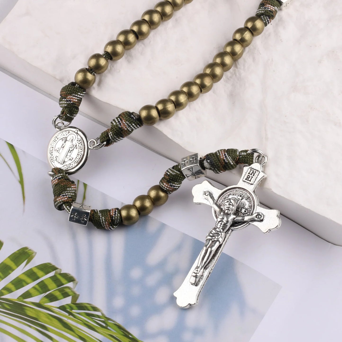Collier croix Saint Benoît vintage avec cordon tressé – bijou de prière pour homme