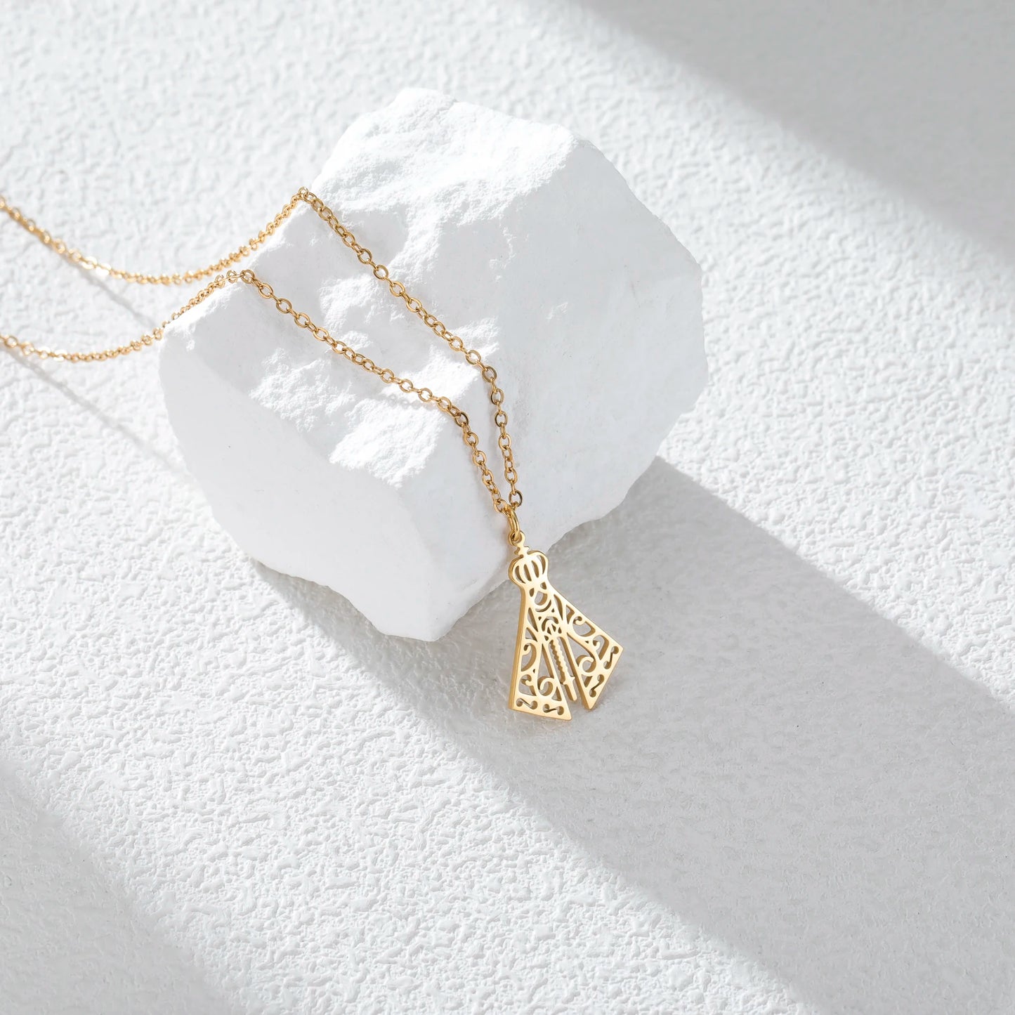 Collier Vierge de la Vallée en acier inoxydable – bijou catholique spirituel