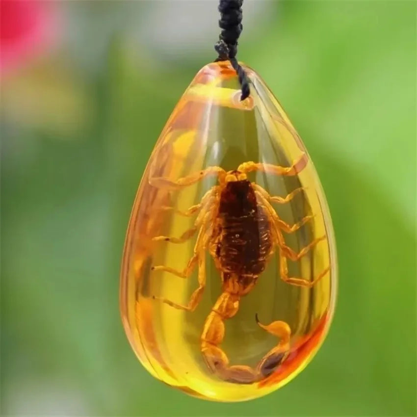 Collier Pendentif Scorpion en Résine Ambre Artificielle – Charme Décoratif Fait Main avec Insecte Naturel