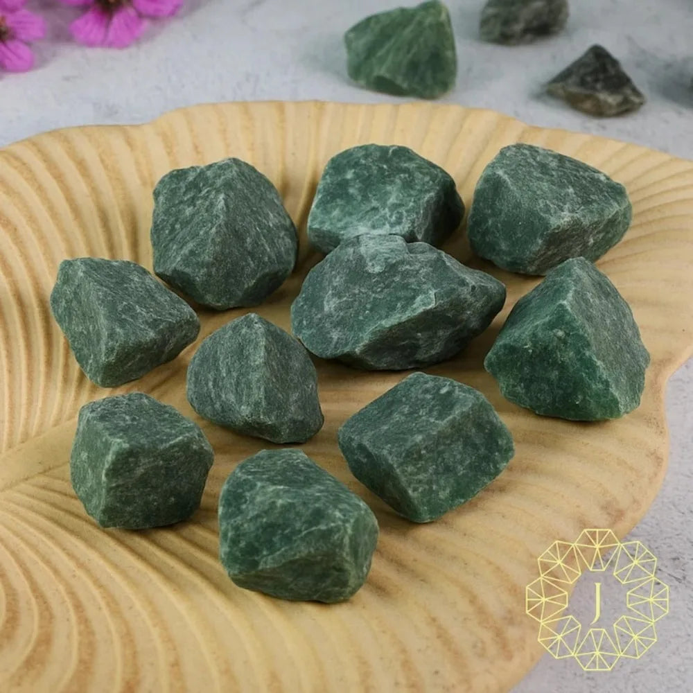 Pierre brute verte couleur émeraude – Cristal minéral énergétique pour décoration spirituelle