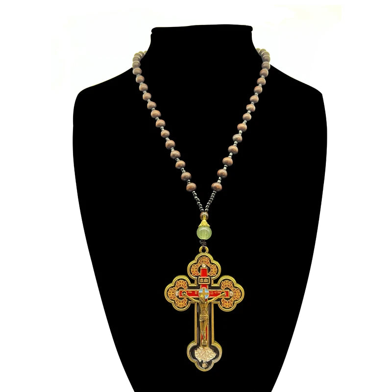 Goldenes orthodoxes Kreuz mit Holzkette – religiöses Schmuckstück