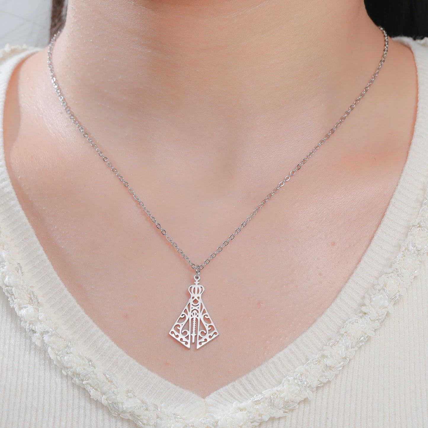 Collier Vierge de la Vallée en acier inoxydable – bijou catholique spirituel