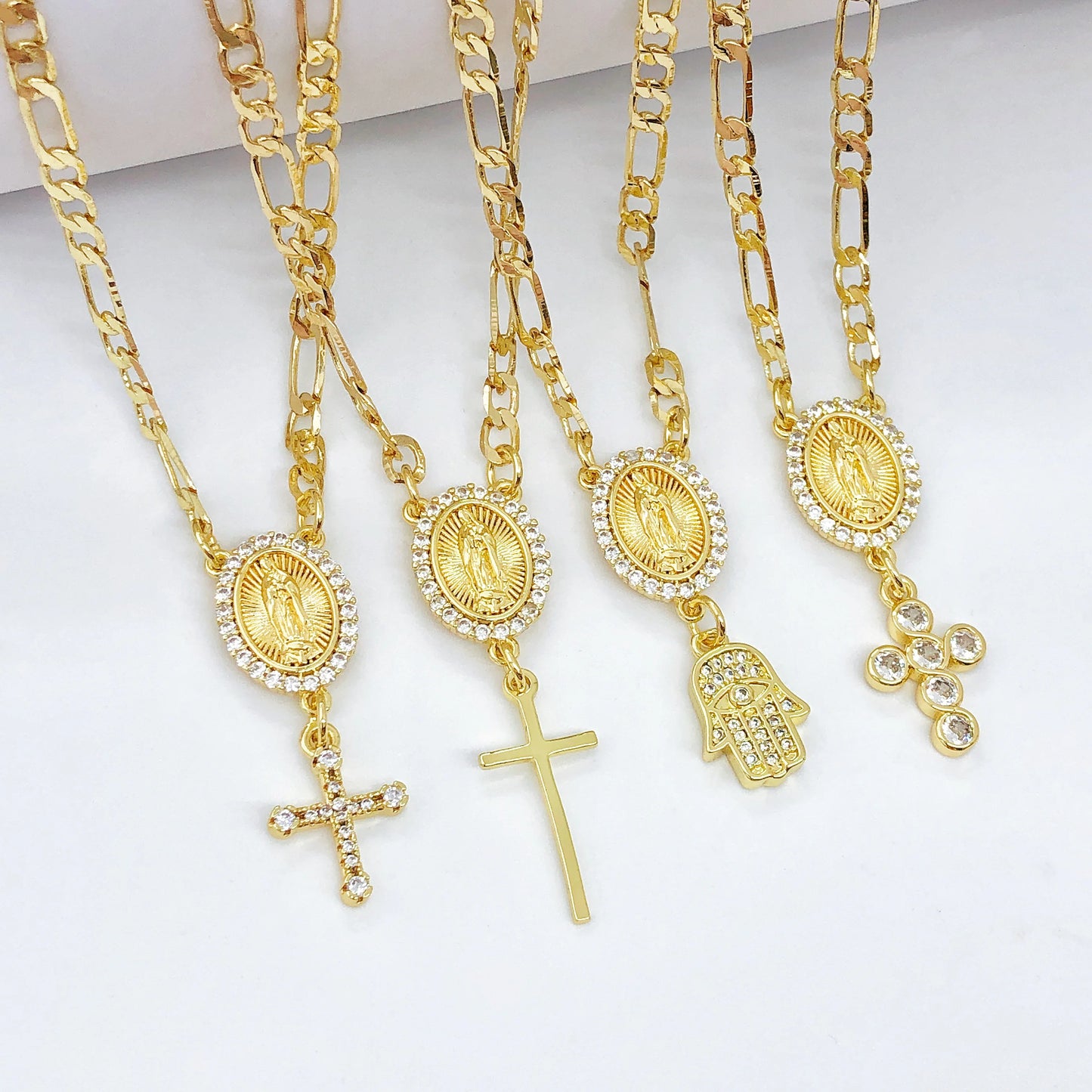 Collier Vierge Marie et croix plaqué or – bijou religieux unisexe