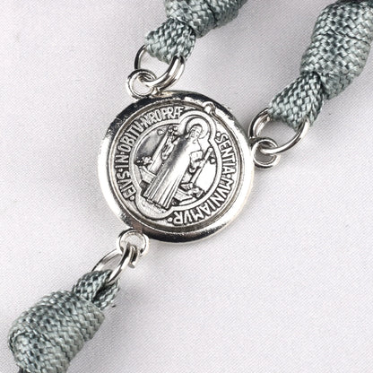 Collier croix Saint Benoît vintage avec cordon tressé – bijou de prière pour homme
