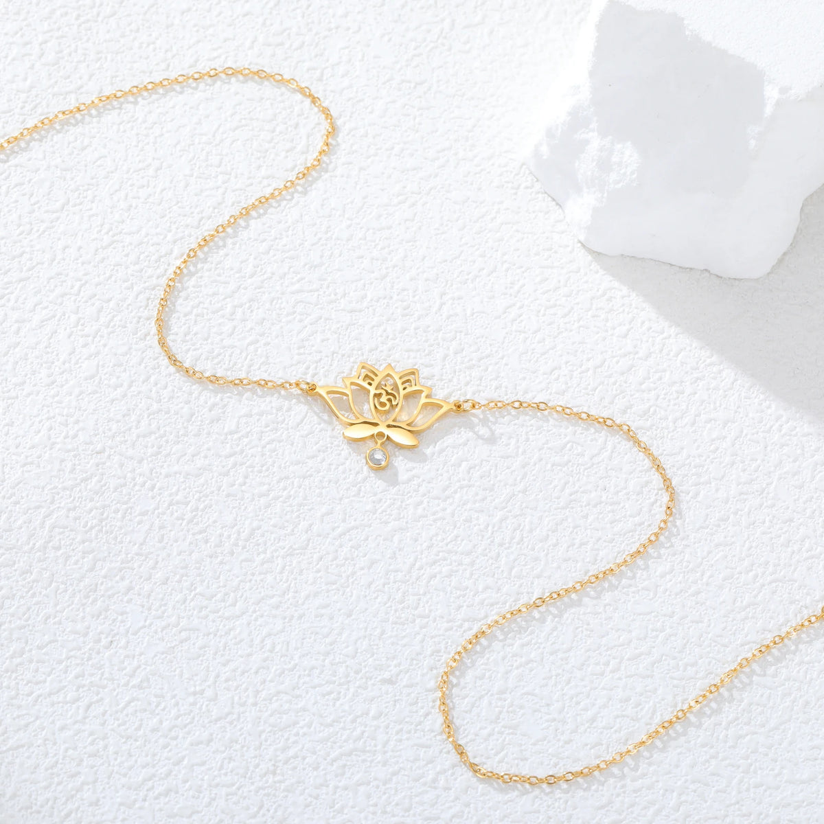 Collier Lotus Om avec zircon – Bijou spirituel en acier inoxydable