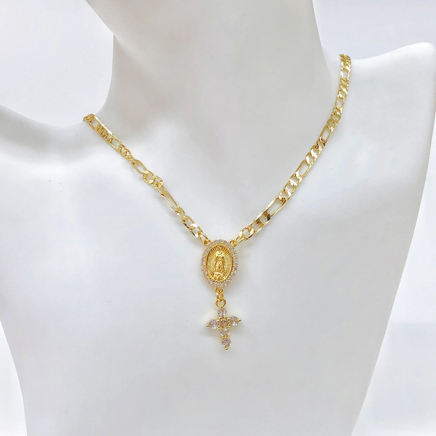 Collier Vierge Marie et croix plaqué or – bijou religieux unisexe