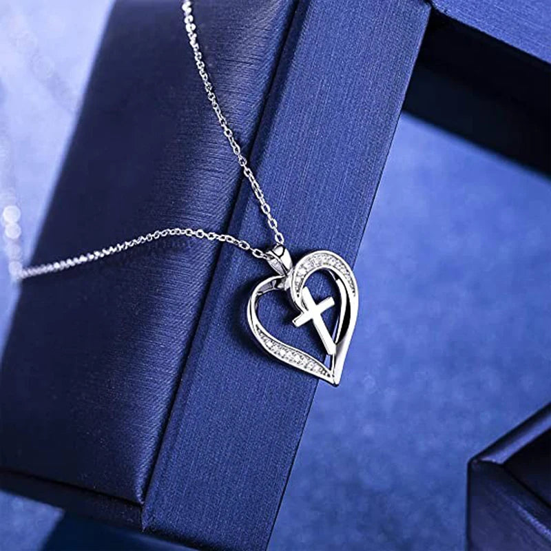 Collier pendentif cœur avec croix Huitan pour femme – Bijou élégant pour mariage, anniversaire et soirée