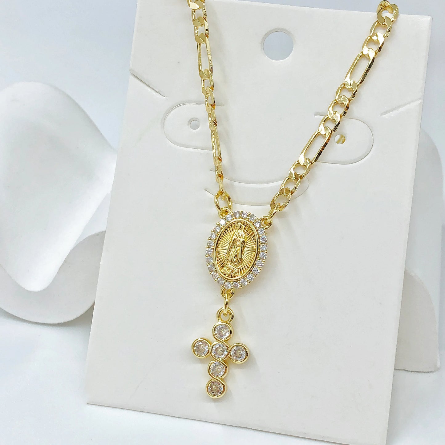 Collier Vierge Marie et croix plaqué or – bijou religieux unisexe