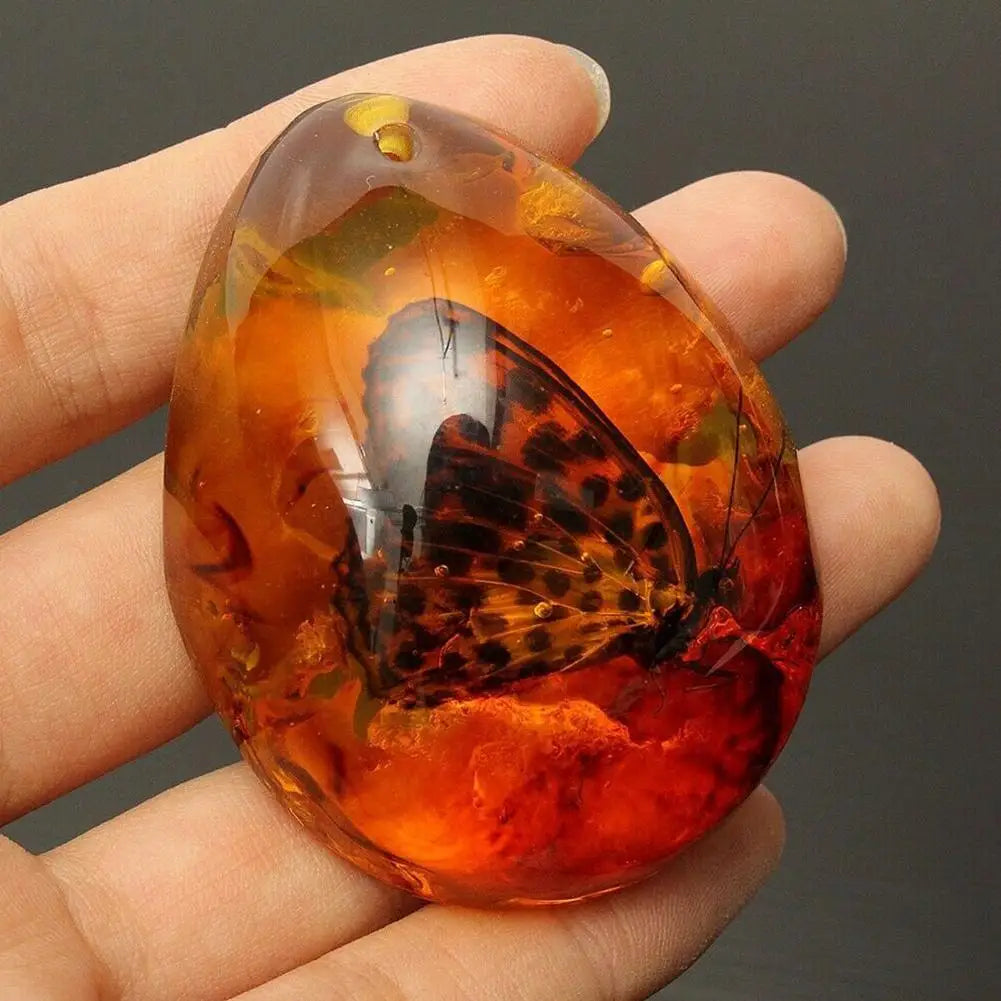 Pendentif papillon en ambre 5 x 4 cm – Pierre décorative pour bijoux DIY, loisirs créatifs et décoration maison