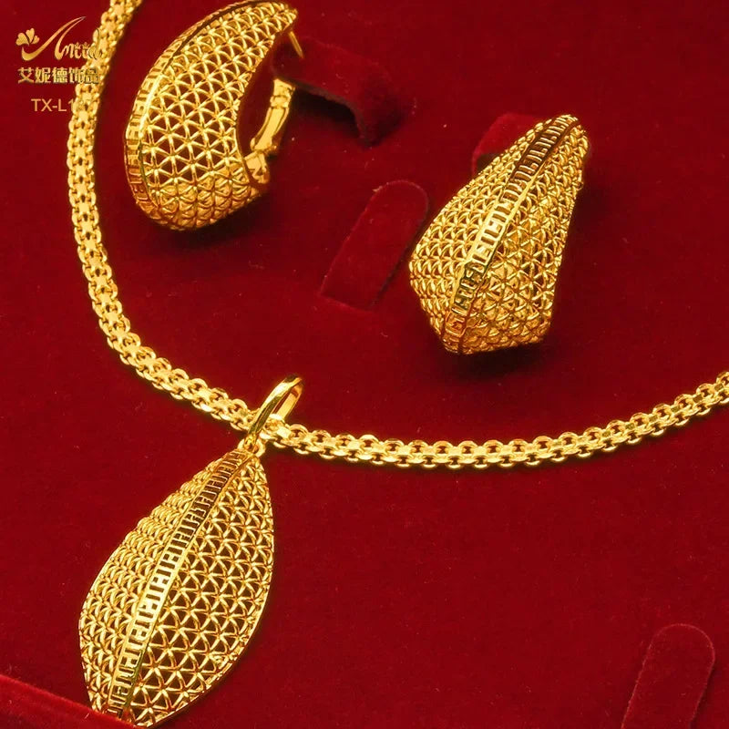 Parure Dorée 2 Pièces – Collier Géométrique & Boucles d’Oreilles