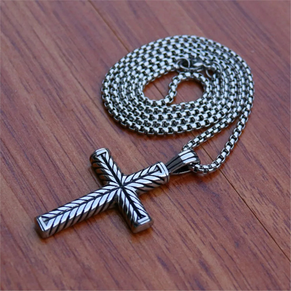 Collier pendentif croix torsadée en acier inoxydable – bijou chrétien unisexe