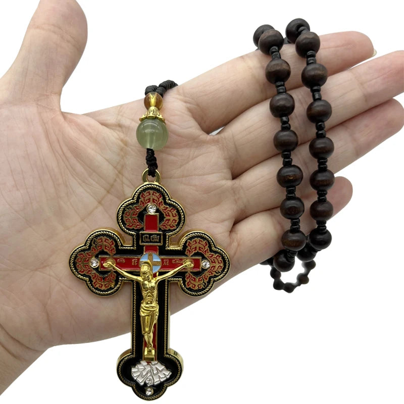 Goldenes orthodoxes Kreuz mit Holzkette – religiöses Schmuckstück
