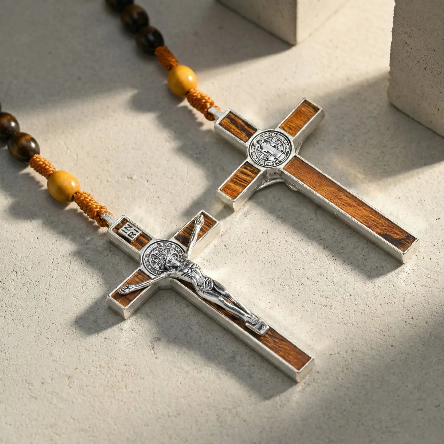 Collier chapelet catholique homme VNOX – Perles de bois marron et croix crucifix
