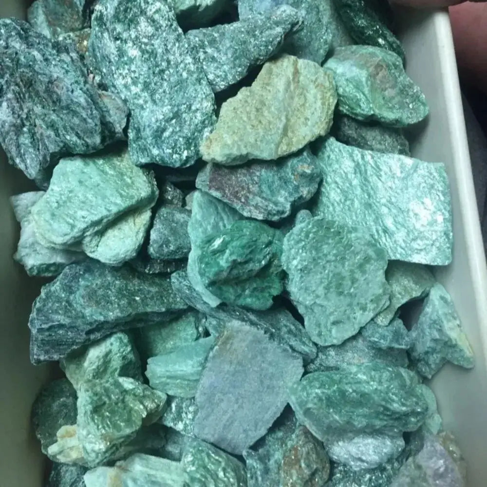 Pierre brute verte couleur émeraude – Cristal minéral énergétique pour décoration spirituelle