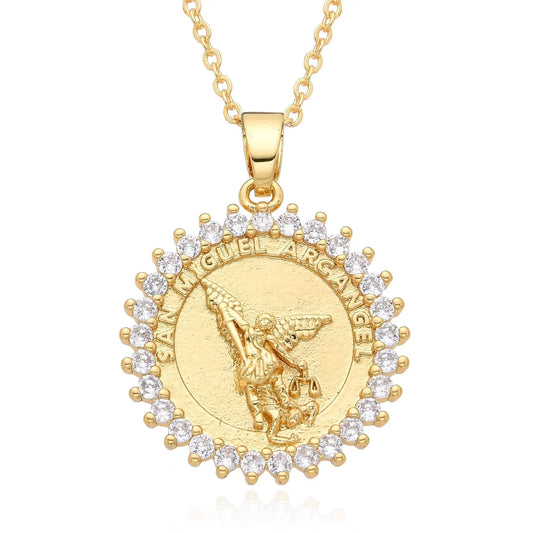 Pendentif Archange Saint Michel Doré – Médaille Religieuse Catholique avec Bord Coquillage et Zircons