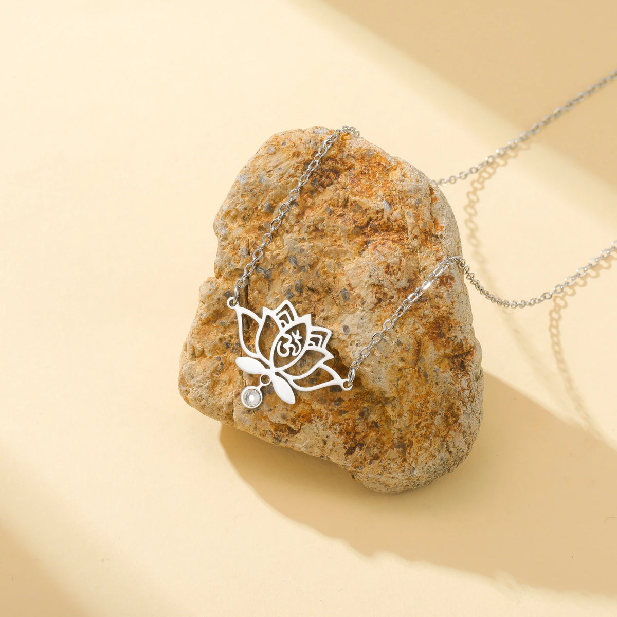 Collier Lotus Om avec zircon – Bijou spirituel en acier inoxydable