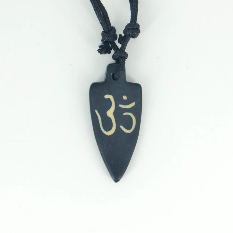 Collier Om Aum tribal – Pendentif spirituel style os de yak