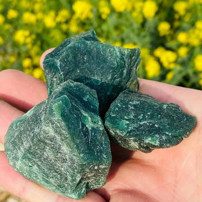 Pierre brute verte couleur émeraude – Cristal minéral énergétique pour décoration spirituelle