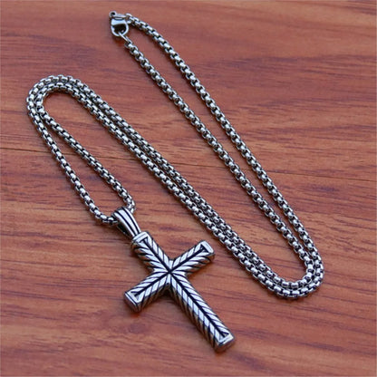 Collier pendentif croix torsadée en acier inoxydable – bijou chrétien unisexe