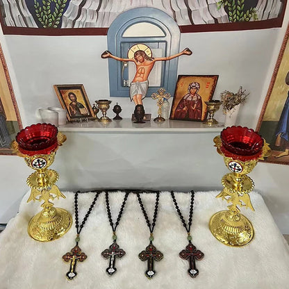 Goldenes orthodoxes Kreuz mit Holzkette – religiöses Schmuckstück