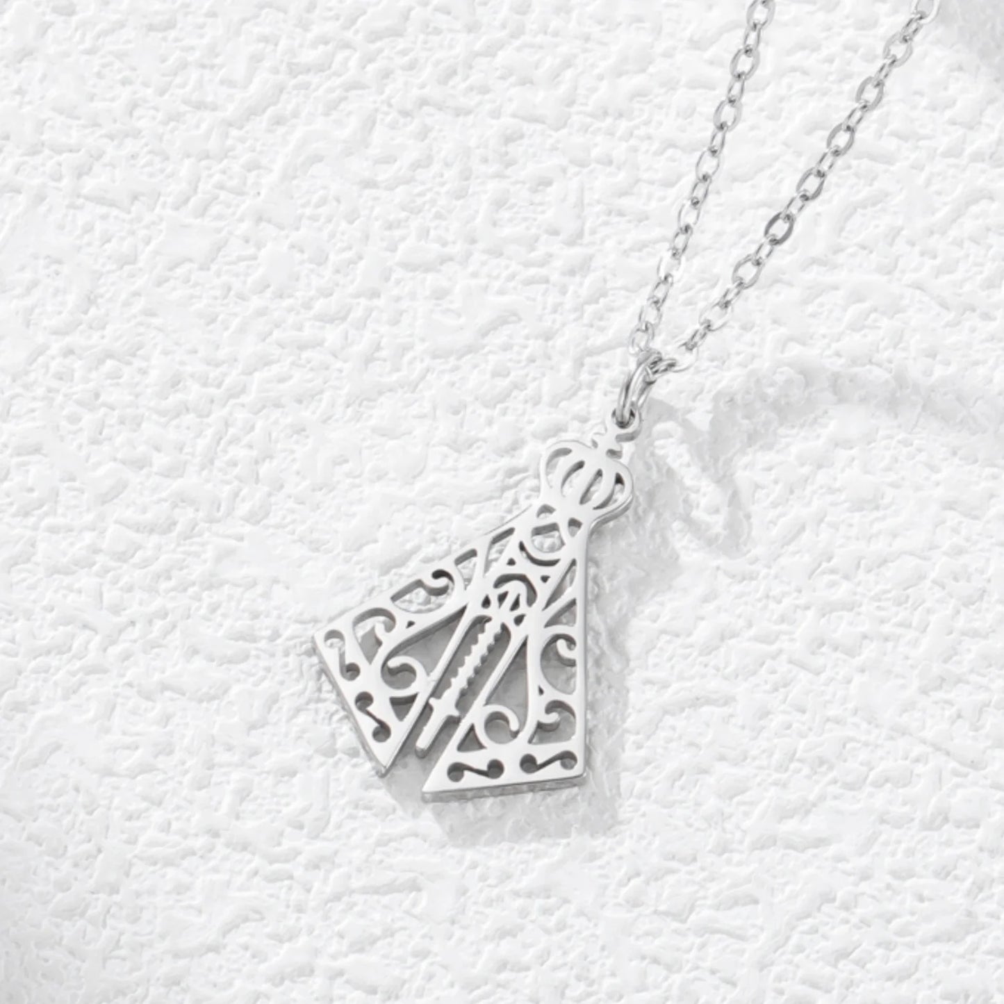 Collier Vierge de la Vallée en acier inoxydable – bijou catholique spirituel
