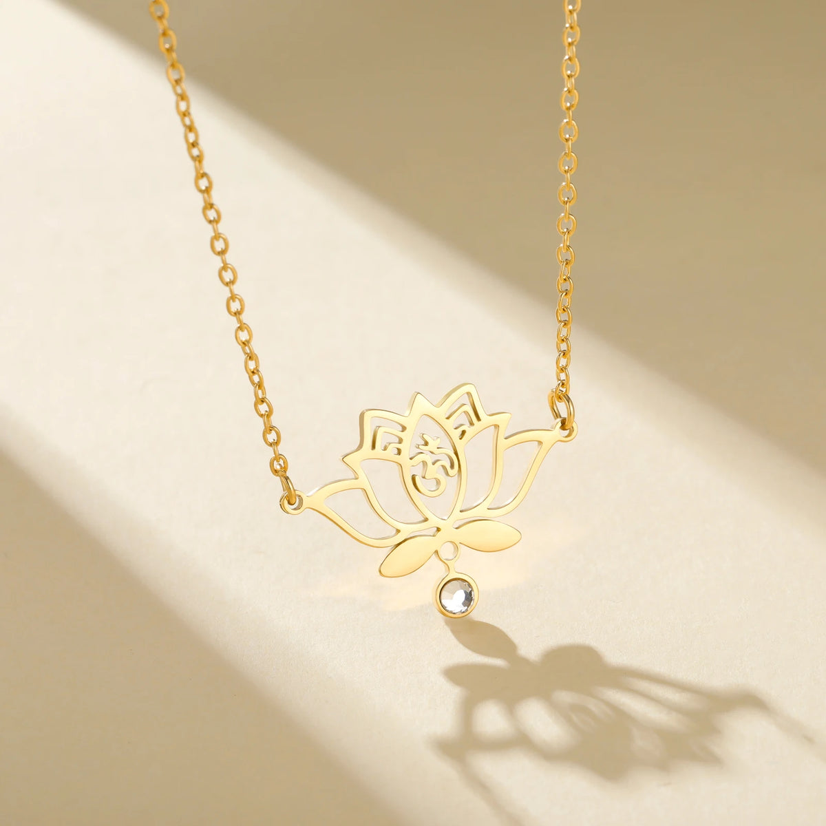 Collier Lotus Om avec zircon – Bijou spirituel en acier inoxydable
